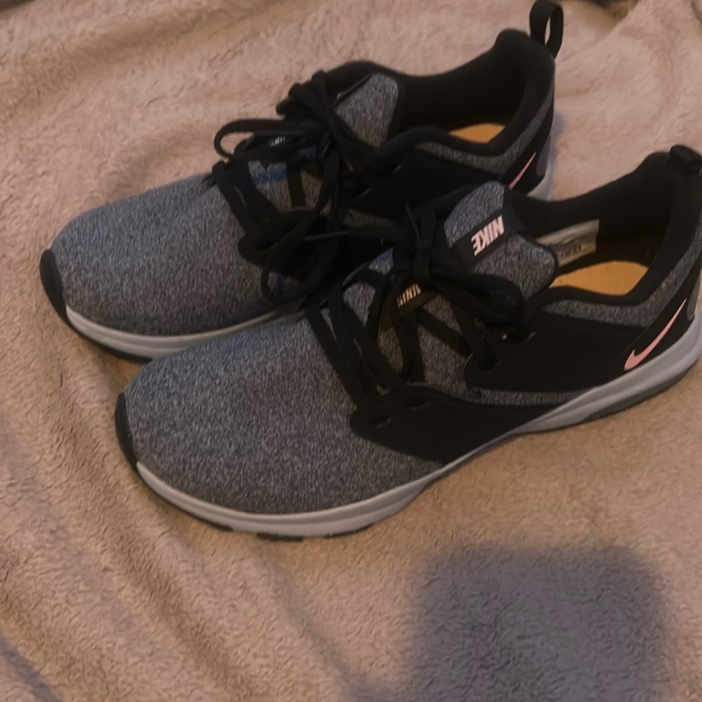 These are size 7.5 and are mostly grey with a little bit of pink.